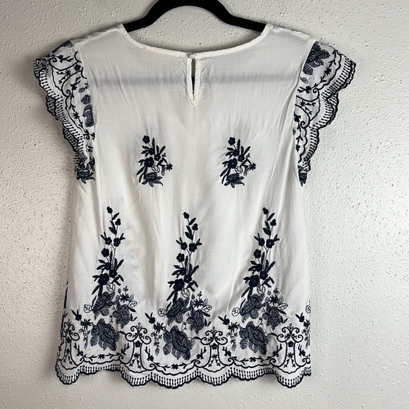 Sweet wanderer embroidered top size S scalloped cap sleeves tie front - Picture 4 of 7